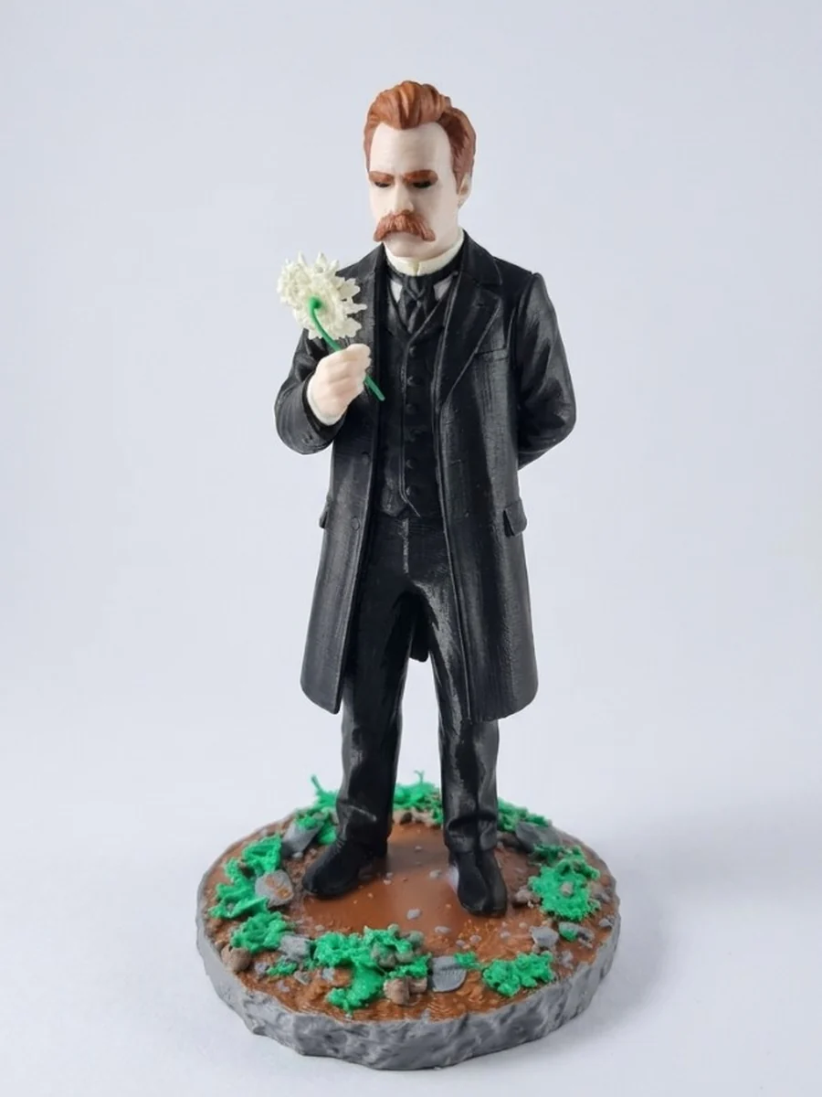 Figura impresa de Nietzsche terminada, sobre base con detalle